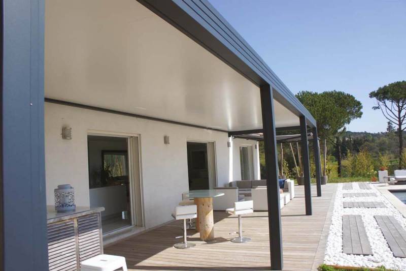 Pergola et véranda en toiture fixe plate et isolée